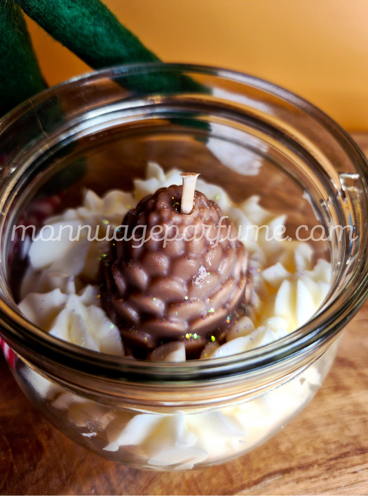 Bougie gourmande "POMME DE PIN"